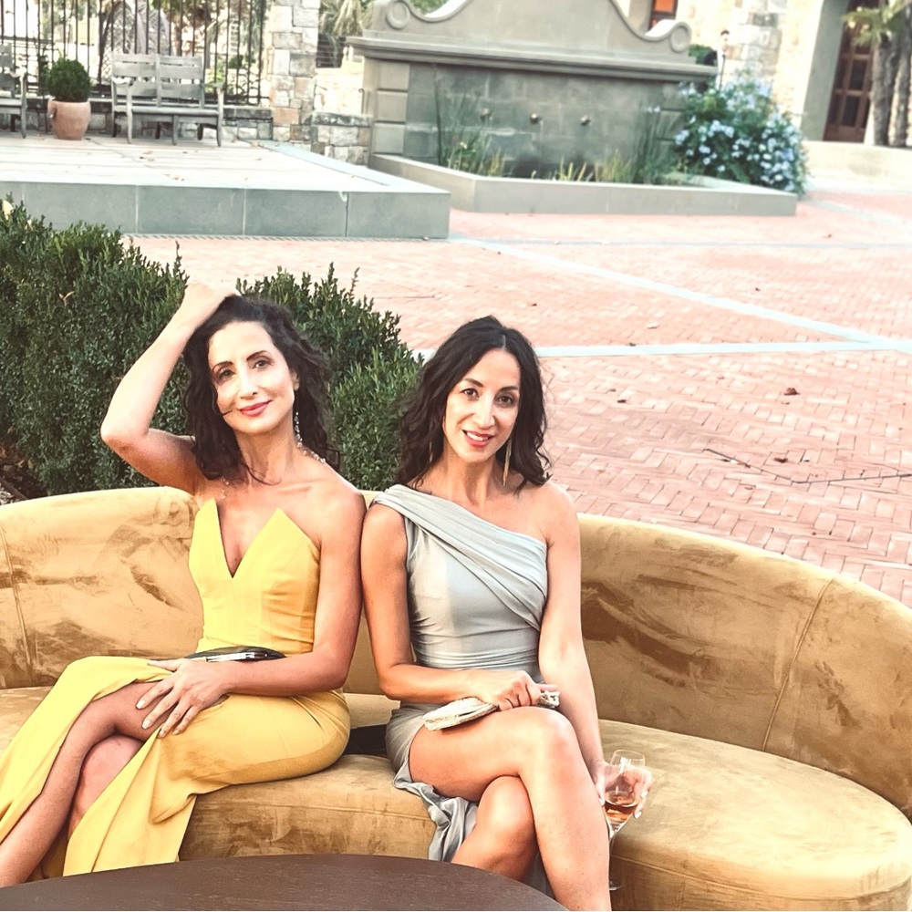 Meet your twin Poshers:Ghina & Rana 💕